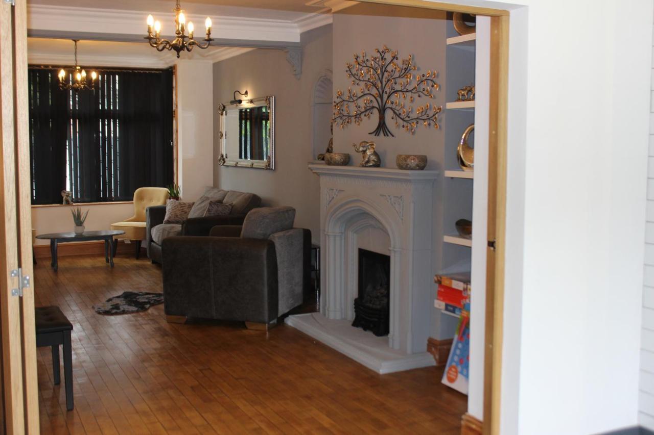 Modern Spacious House - Sleeps 16, Free Parking, Sun Terrace 纽尼顿 外观 照片