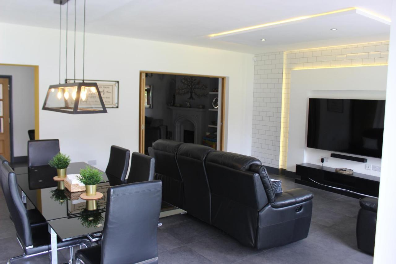 Modern Spacious House - Sleeps 16, Free Parking, Sun Terrace 纽尼顿 外观 照片