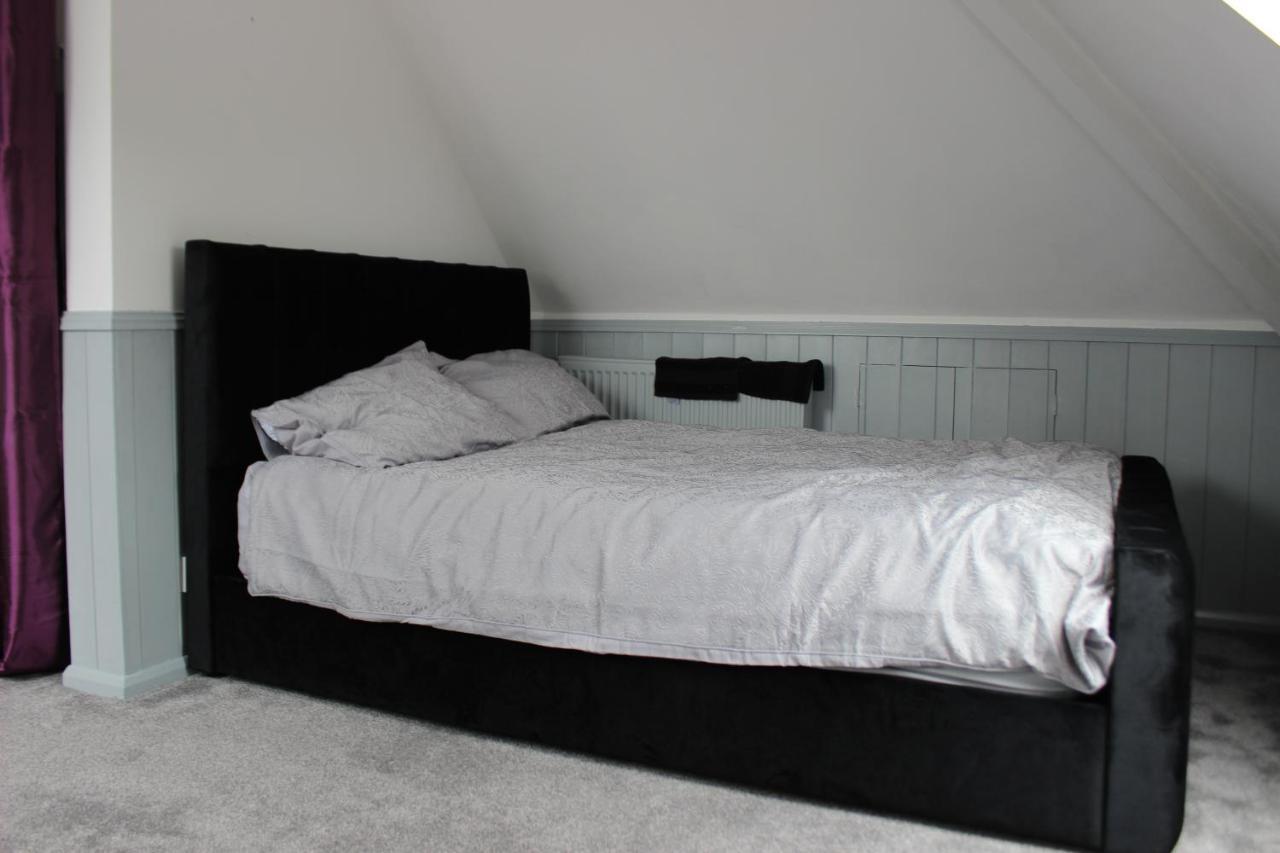 Modern Spacious House - Sleeps 16, Free Parking, Sun Terrace 纽尼顿 外观 照片