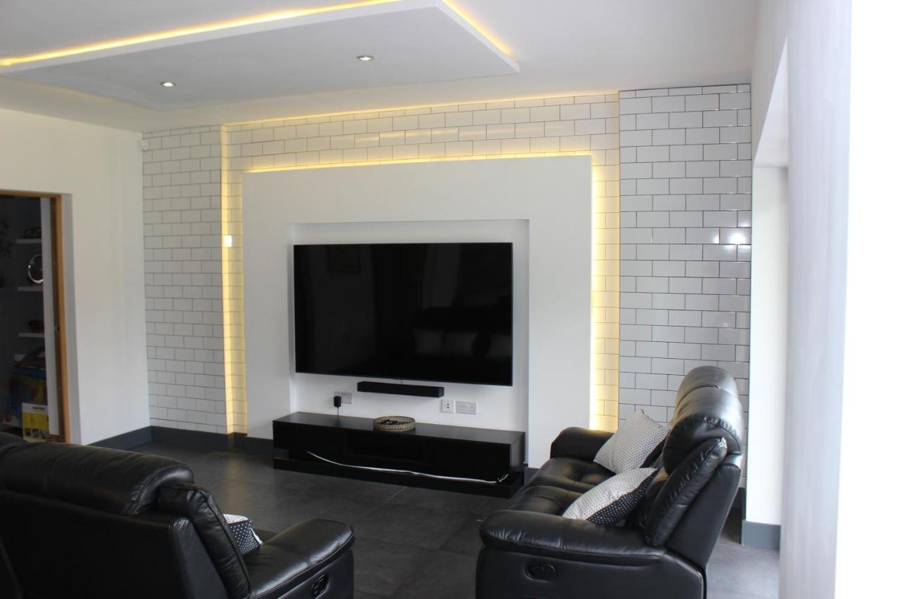 Modern Spacious House - Sleeps 16, Free Parking, Sun Terrace 纽尼顿 外观 照片