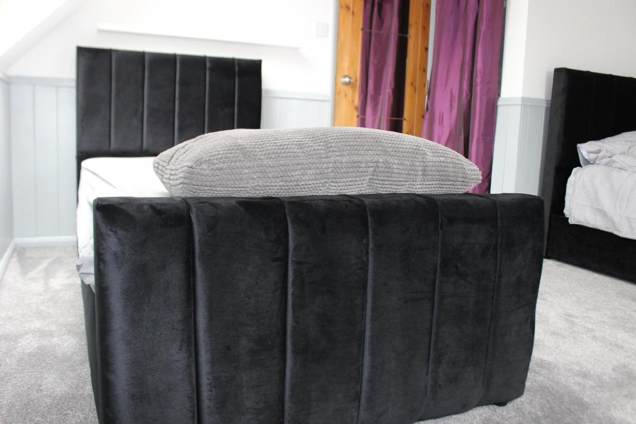 Modern Spacious House - Sleeps 16, Free Parking, Sun Terrace 纽尼顿 外观 照片