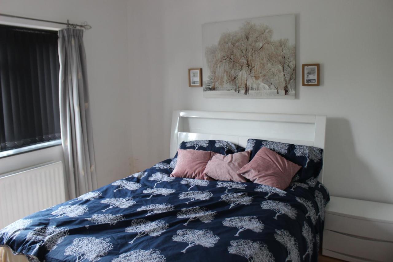 Modern Spacious House - Sleeps 16, Free Parking, Sun Terrace 纽尼顿 外观 照片