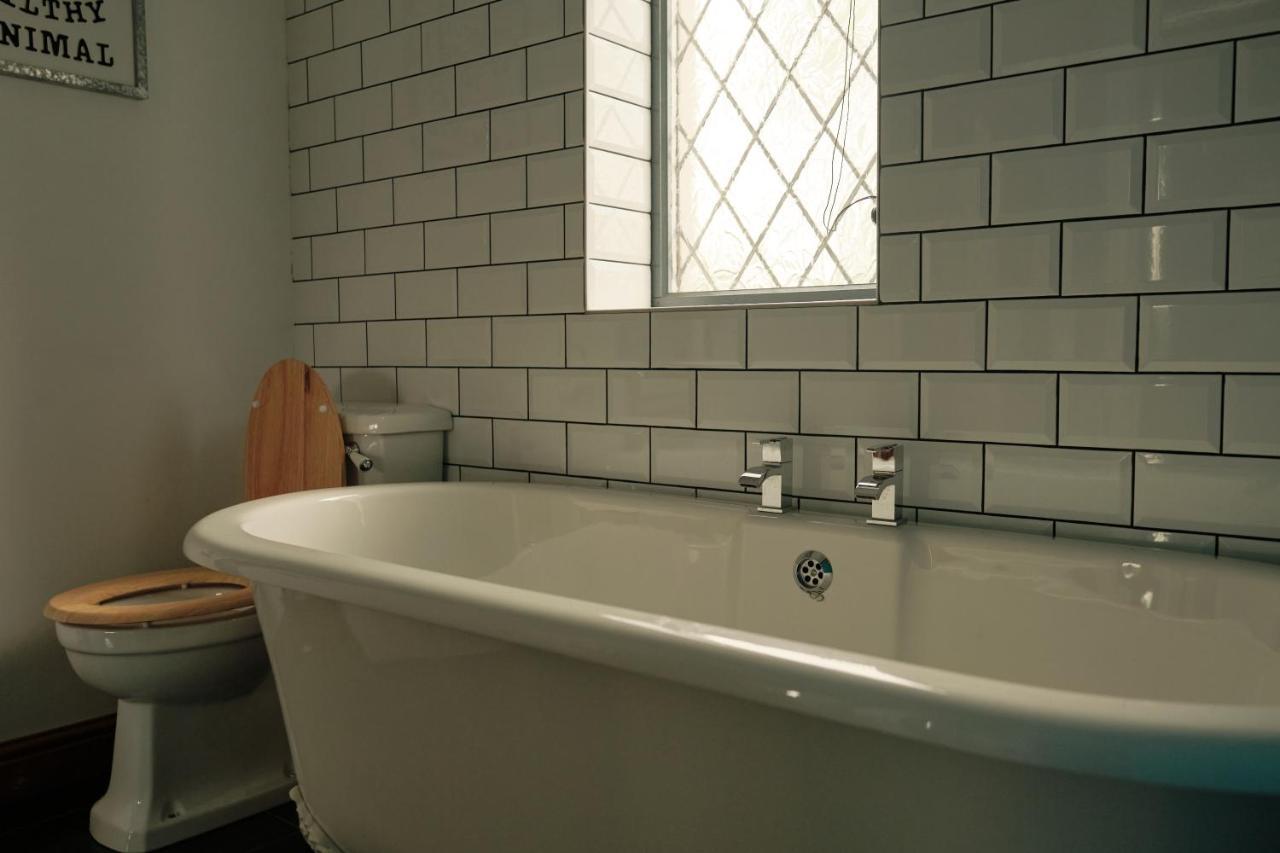 Modern Spacious House - Sleeps 16, Free Parking, Sun Terrace 纽尼顿 外观 照片