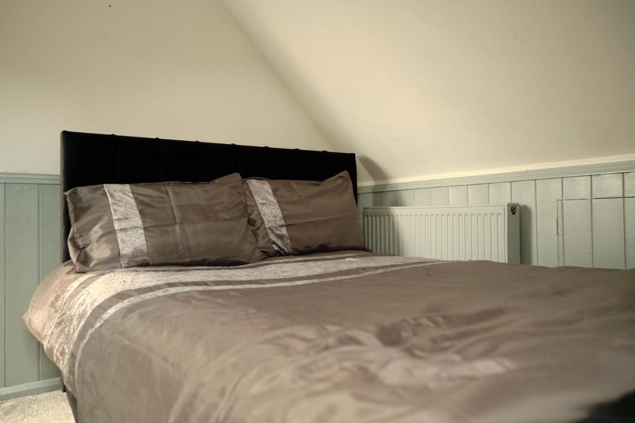 Modern Spacious House - Sleeps 16, Free Parking, Sun Terrace 纽尼顿 外观 照片
