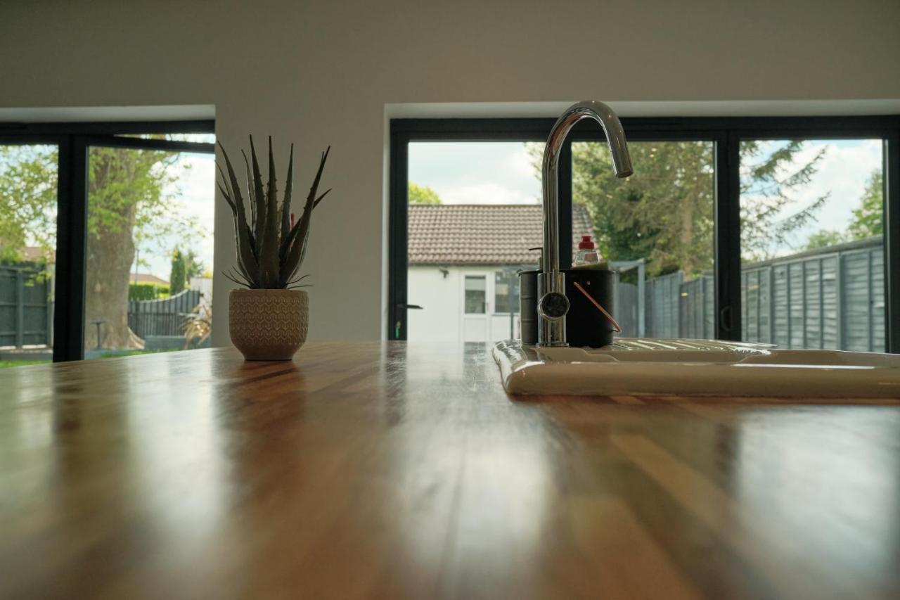 Modern Spacious House - Sleeps 16, Free Parking, Sun Terrace 纽尼顿 外观 照片