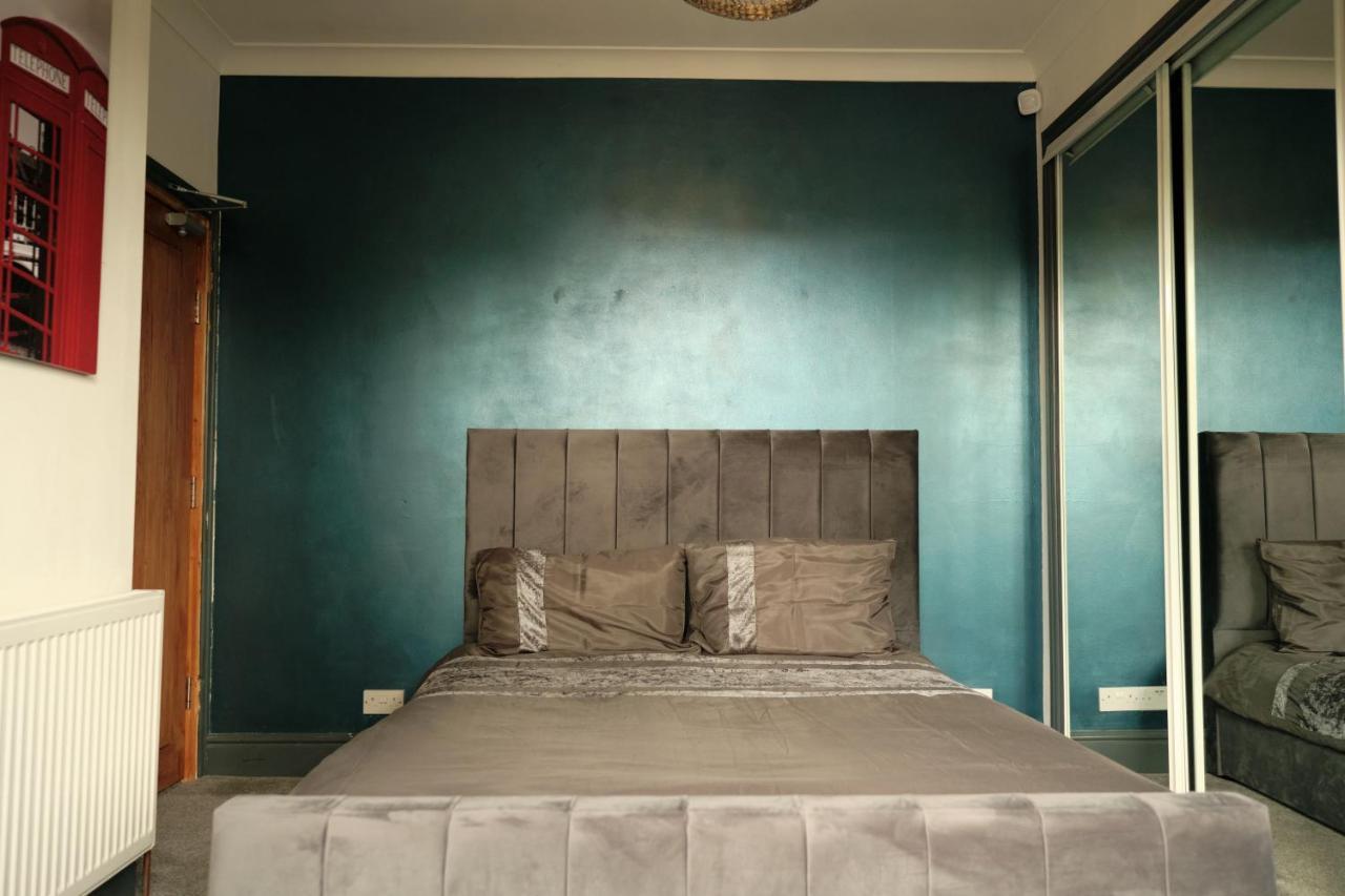 Modern Spacious House - Sleeps 16, Free Parking, Sun Terrace 纽尼顿 外观 照片