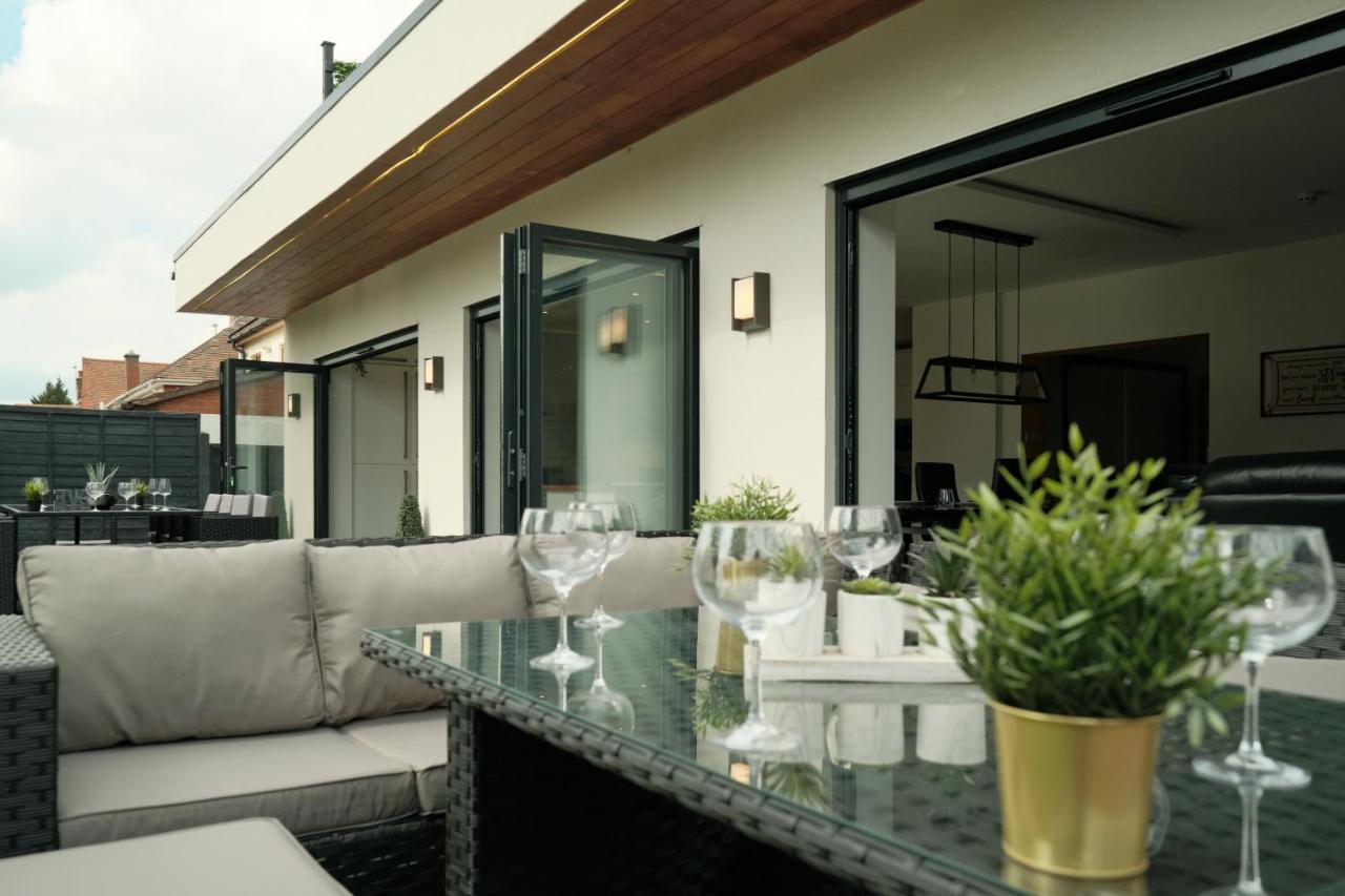 Modern Spacious House - Sleeps 16, Free Parking, Sun Terrace 纽尼顿 外观 照片