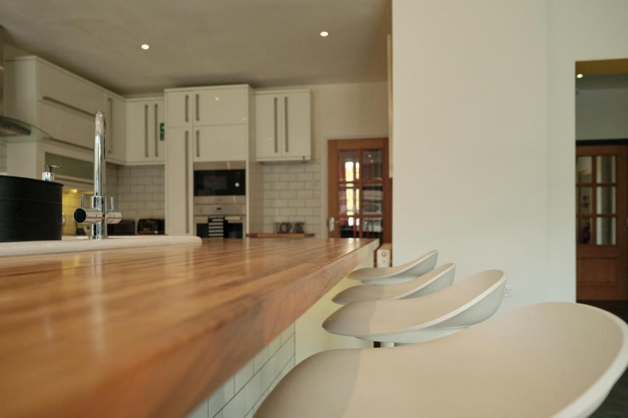 Modern Spacious House - Sleeps 16, Free Parking, Sun Terrace 纽尼顿 外观 照片
