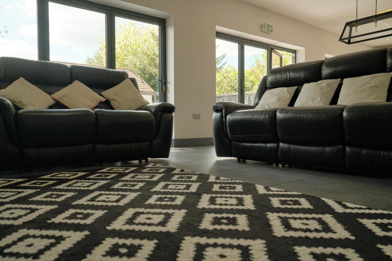 Modern Spacious House - Sleeps 16, Free Parking, Sun Terrace 纽尼顿 外观 照片