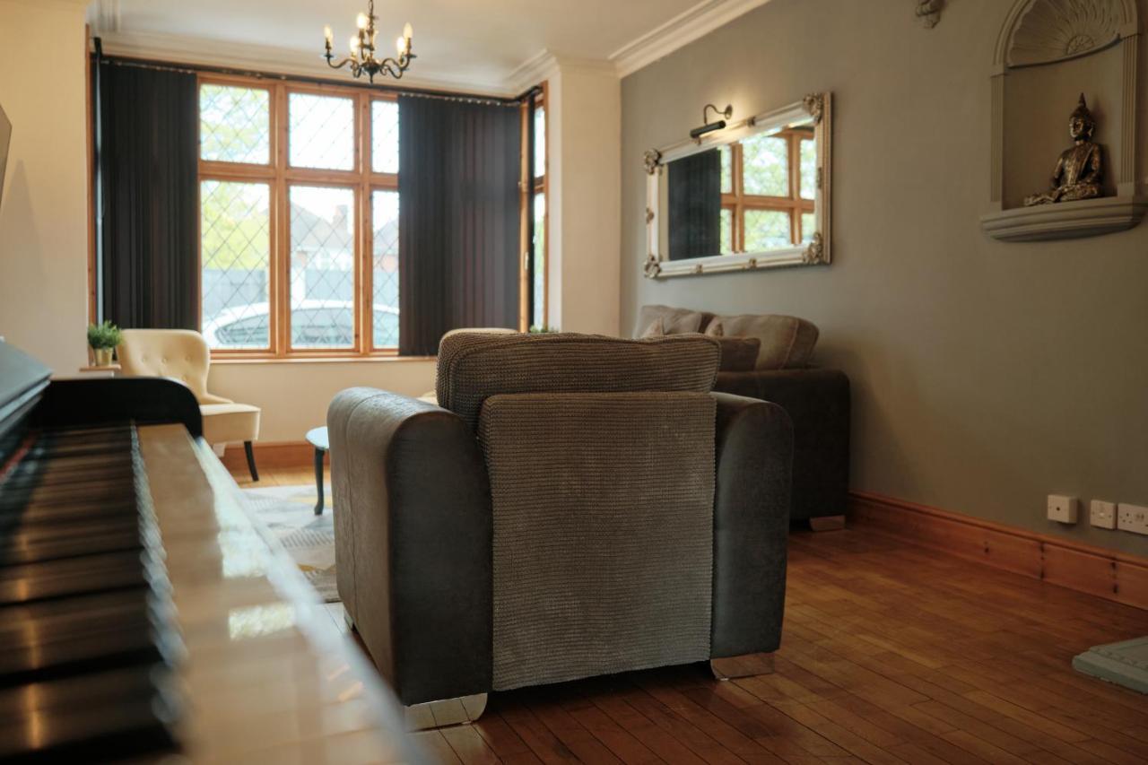 Modern Spacious House - Sleeps 16, Free Parking, Sun Terrace 纽尼顿 外观 照片