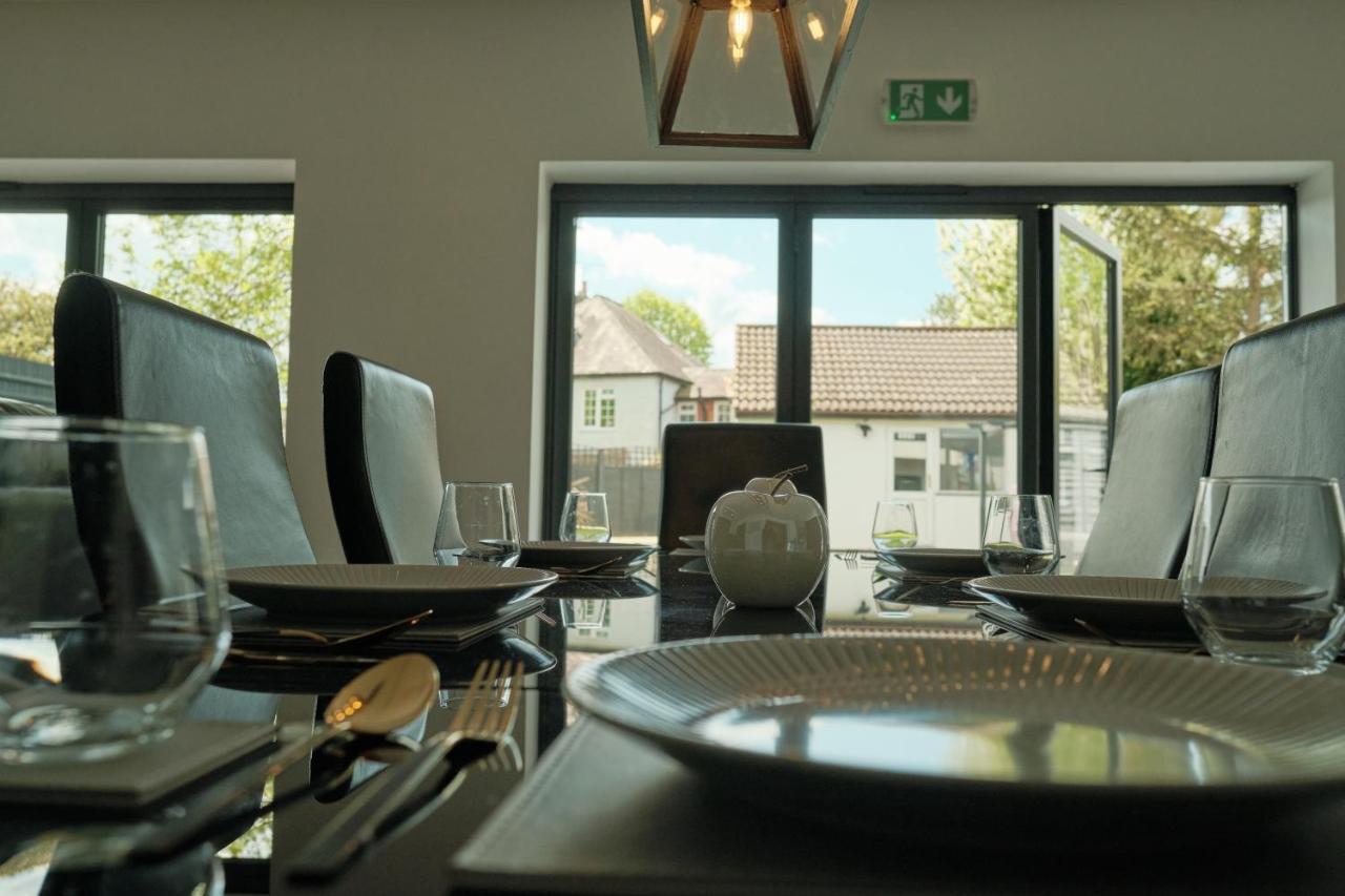 Modern Spacious House - Sleeps 16, Free Parking, Sun Terrace 纽尼顿 外观 照片
