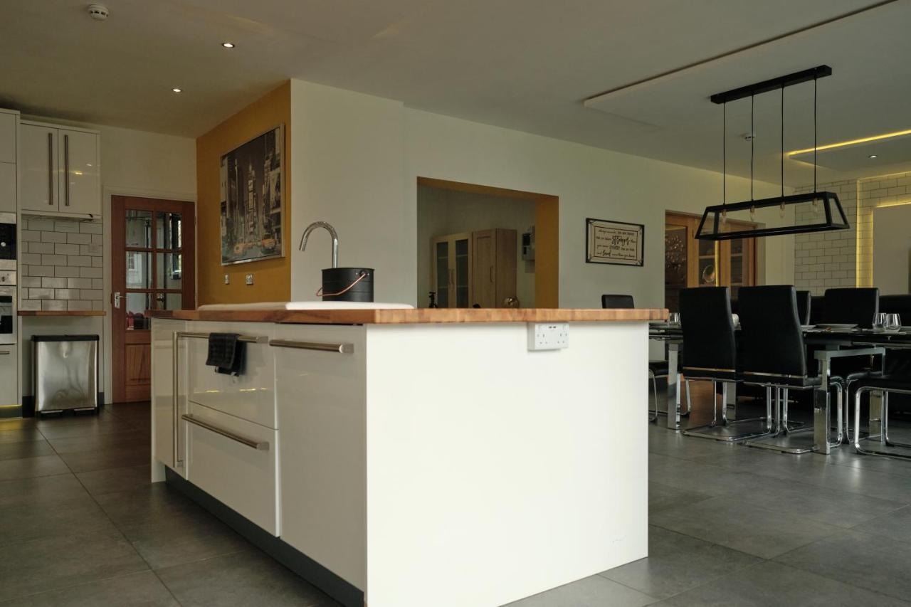 Modern Spacious House - Sleeps 16, Free Parking, Sun Terrace 纽尼顿 外观 照片