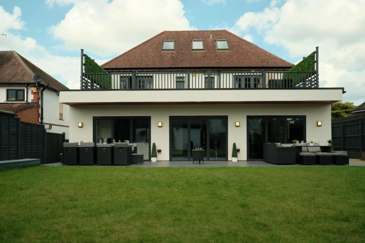 Modern Spacious House - Sleeps 16, Free Parking, Sun Terrace 纽尼顿 外观 照片