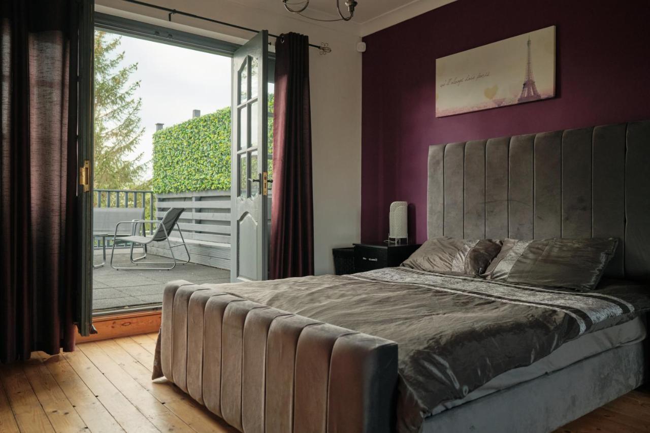 Modern Spacious House - Sleeps 16, Free Parking, Sun Terrace 纽尼顿 外观 照片