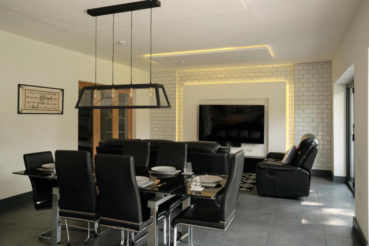 Modern Spacious House - Sleeps 16, Free Parking, Sun Terrace 纽尼顿 外观 照片