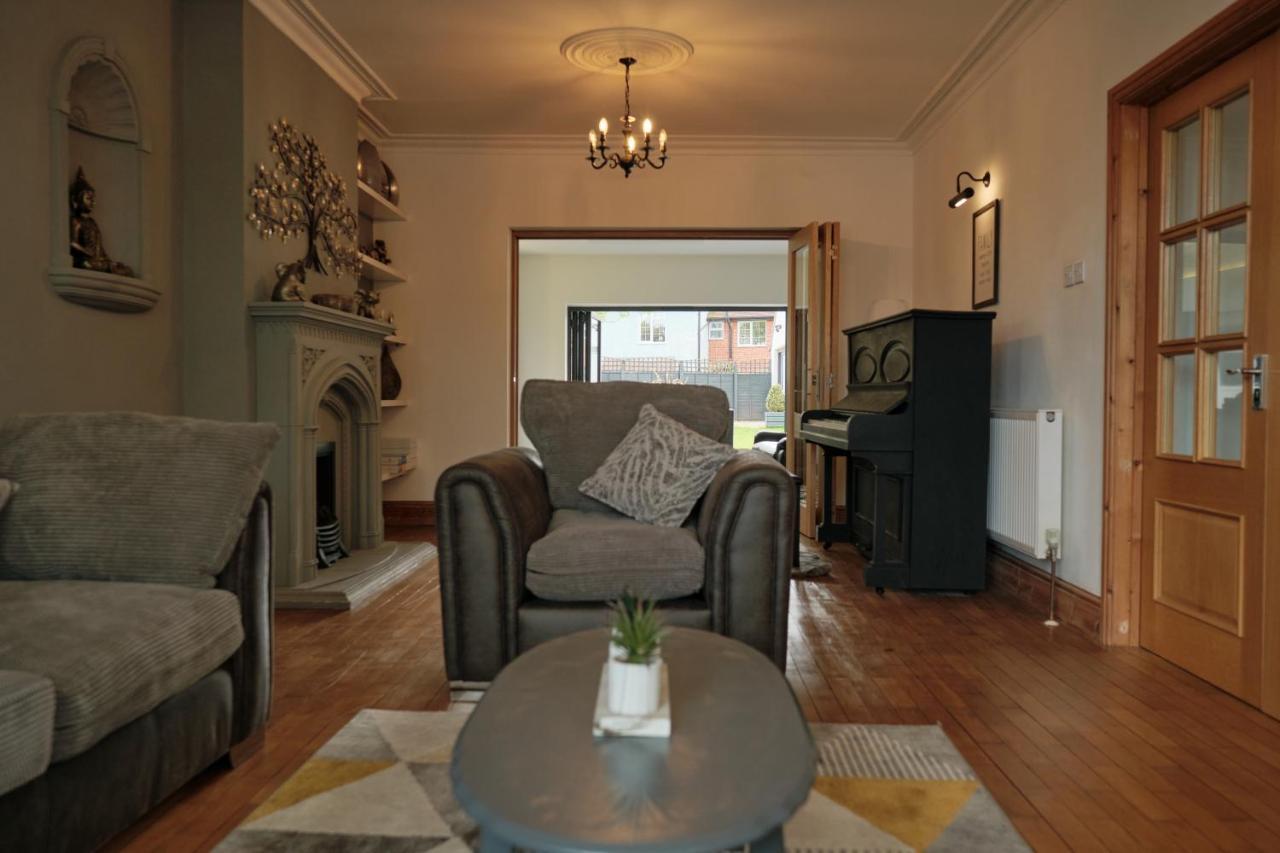 Modern Spacious House - Sleeps 16, Free Parking, Sun Terrace 纽尼顿 外观 照片