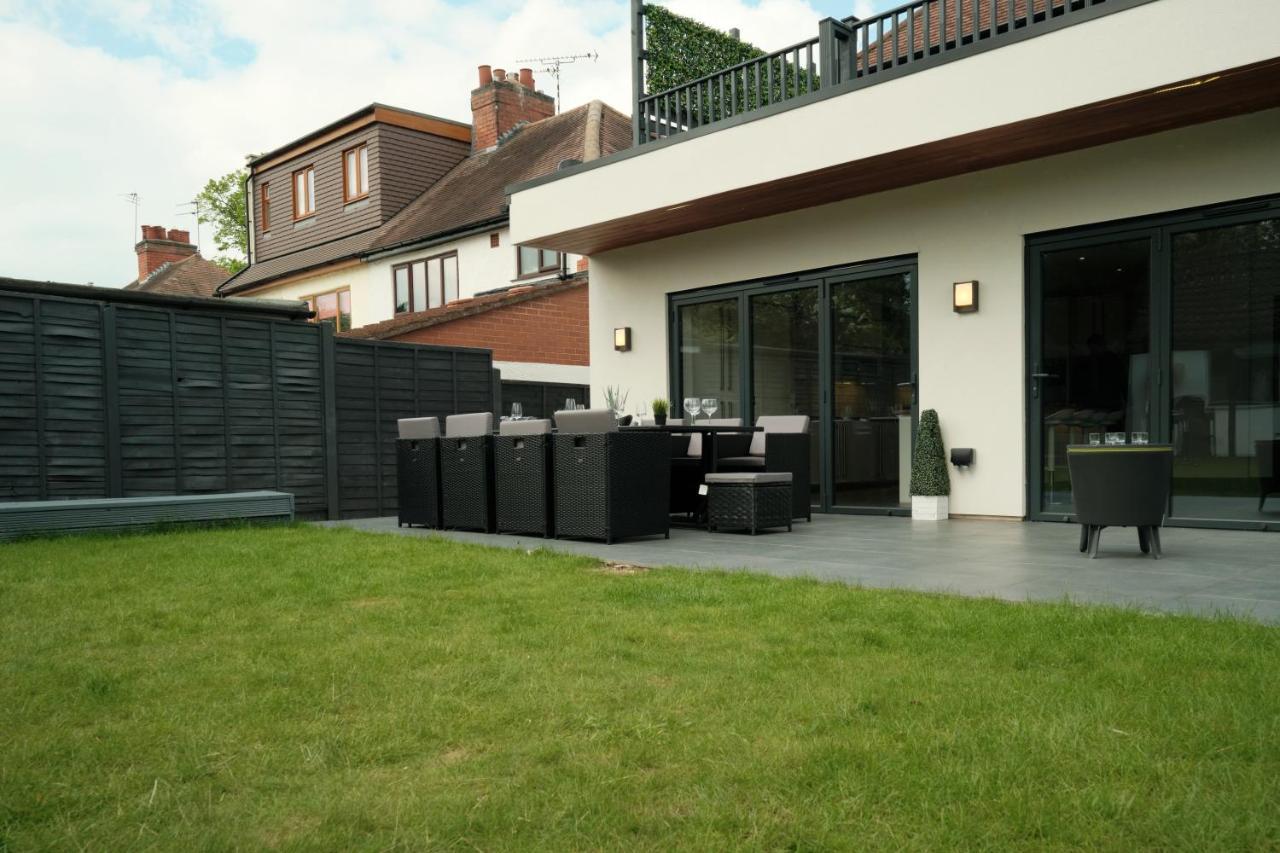 Modern Spacious House - Sleeps 16, Free Parking, Sun Terrace 纽尼顿 外观 照片