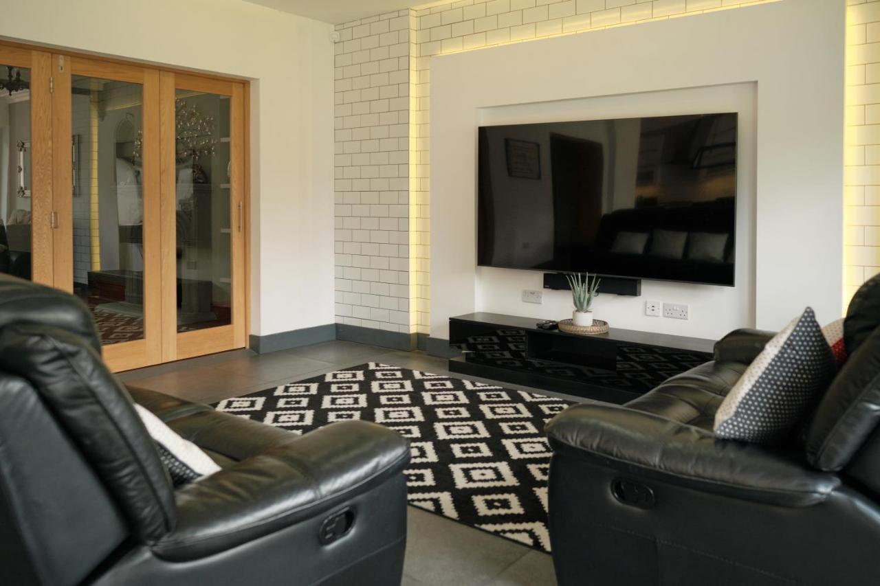 Modern Spacious House - Sleeps 16, Free Parking, Sun Terrace 纽尼顿 外观 照片
