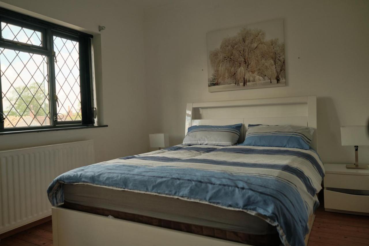 Modern Spacious House - Sleeps 16, Free Parking, Sun Terrace 纽尼顿 外观 照片